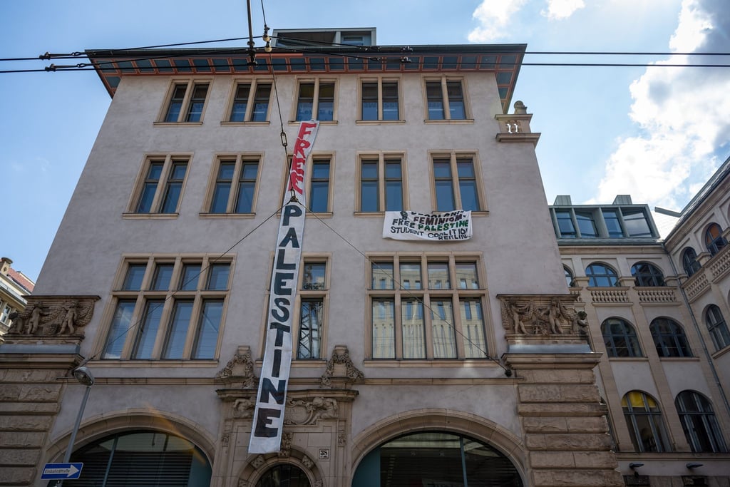 Pro-Palästinensischen Demonstranten haben am Institut für Sozialwissenschaften der Berliner Humboldt-Universität (HU) ein Transparent aufgehängt.