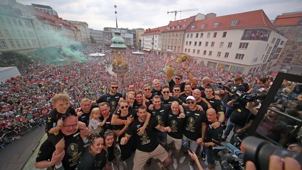 Zuletzt feierte der SC Magdeburg im Juni 2023 auf dem Rathausbalkon mit 5.000 Fans den Gewinn der Champions League.
