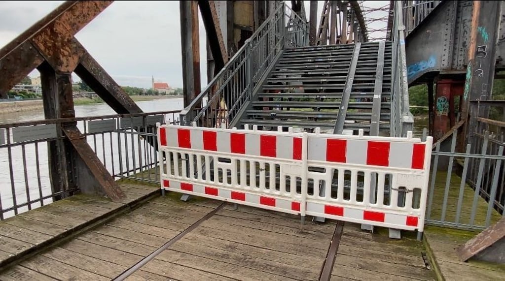 Nach mutmaßlichen Vandalismusschäden wurde die Hubbrücke in Magdeburg vorerst gesperrt.