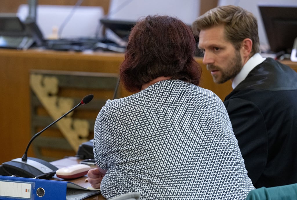 Die im sogenannten „Fahrradgate“-Skandal angeklagte Frau im Landgericht Leipzig neben ihrem Verteidiger.
