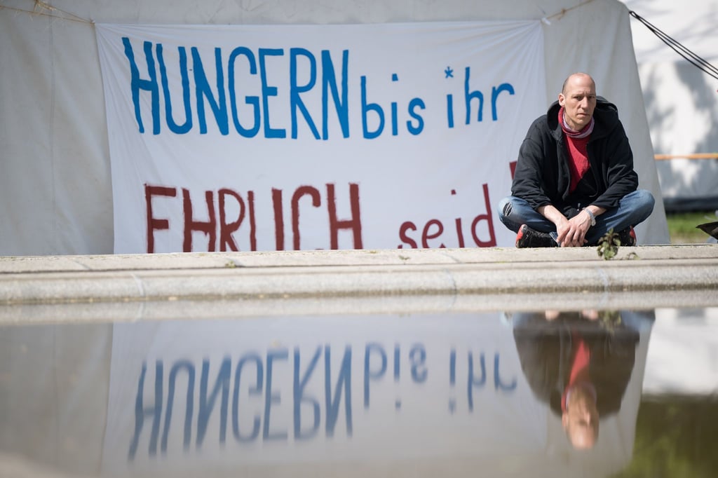 Wolfgang Metzeler-Kick sitzt am neuen Standort des Hungerstreik-Camps im Regierungsviertel.