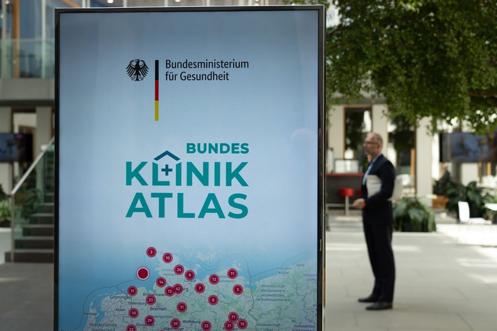 Ein Display im Foyer der Bundespressekonferenz zeigt den neu online geschalteten Bundes-Klinik-Atlas.