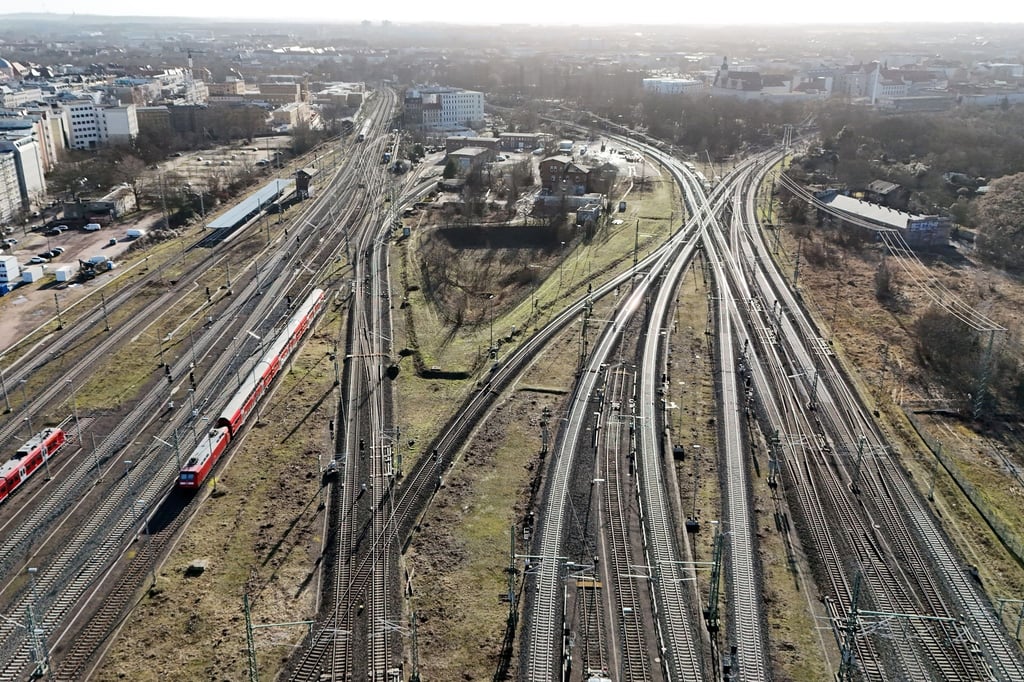 Blick auf die Gleisanlagen vom Magdeburger Hauptbahnhof.