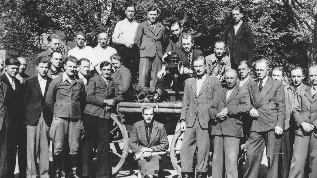 Die Feuerwehrmänner präsentierten sich im Jahr 1949 mit der Handdruckspritze vor dem Gerätehaus.
