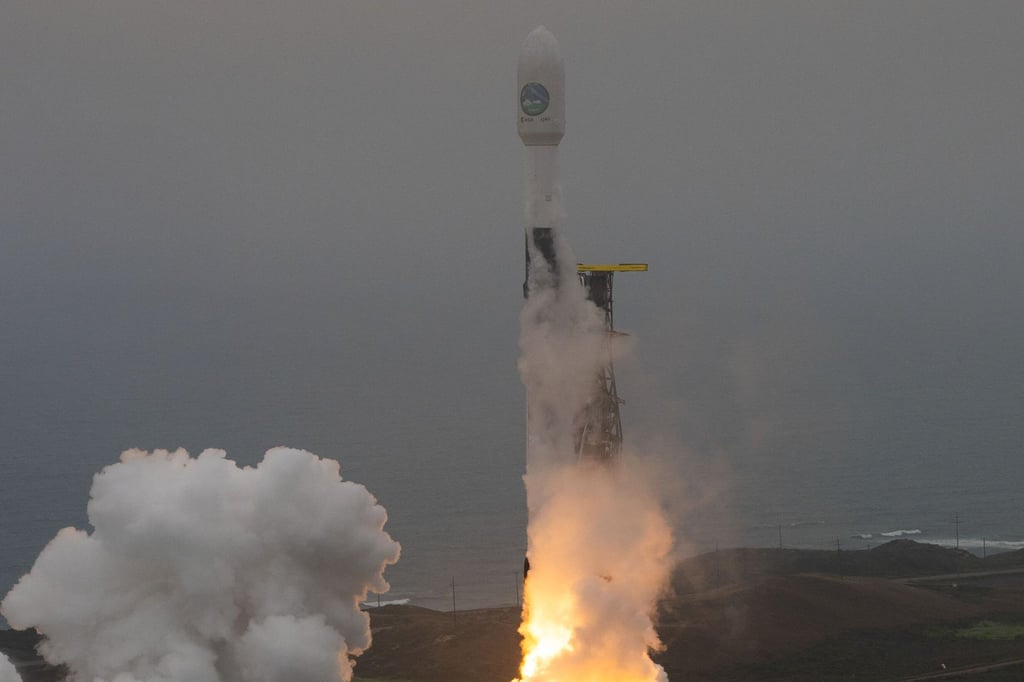 Eine Falcon-9-Rakete des US-Raumfahrtkonzerns SpaceX hebt mit dem Erdbeobachtungssatelliten „Earthcare“ an Bord ab.