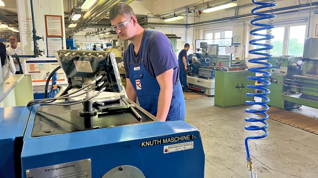 In der Lehrwerkstatt: Jonas Uerlings aus dem dritten Lehrjahr an einer konventionellen Drehmaschine.