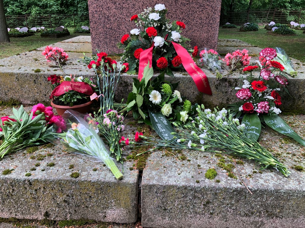 Aus Anlass der Befreiung Deutschlands vom Hitlerfaschismus wurden am 8. Mai Blumen am Obelisken auf dem sowjetischen Ehrenfriedhof in Weißenfels niedergelegt.