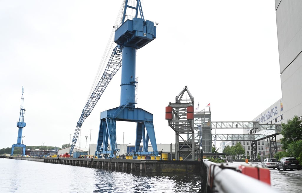 Blick auf die Meyer Werft an der Ems.