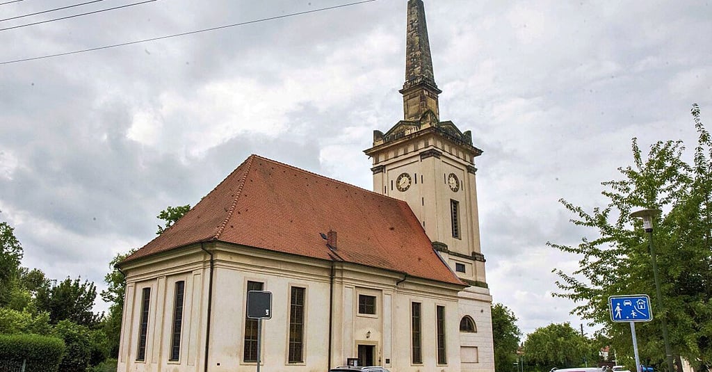 Anfangs als einfache Hallenkirche errichtet, erhielt St. Bartholomäi in Dessau-Waldersee später einen klassizistischen Turmanbau.