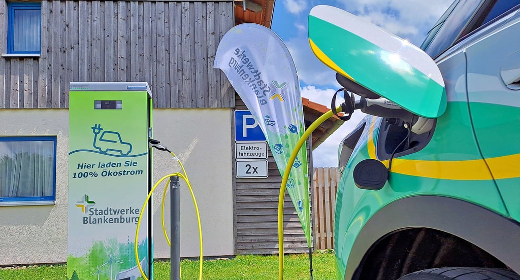 Zwei neue E-Ladesäulen für Elektroautos stehen nun am Ferienpark Harz in Hasselfelde.