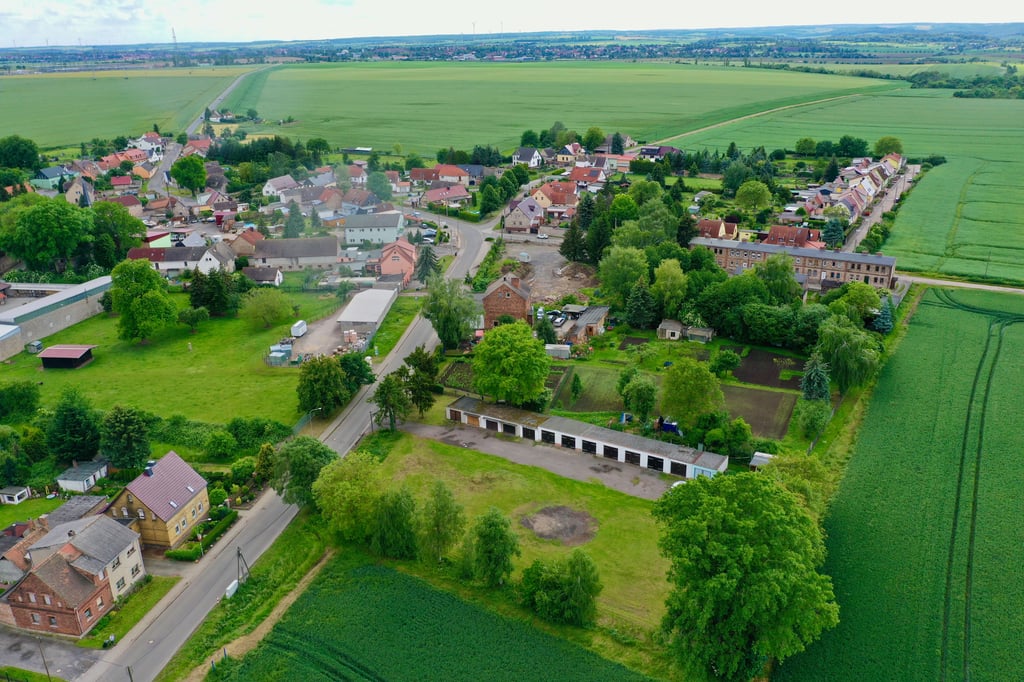 Auf dem Thondorfer Festplatz (vorne rechts) wird am Wochenende groß gefeiert.