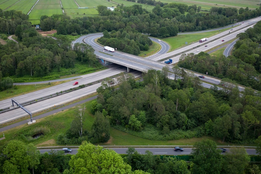 Autos fahren über die A27.