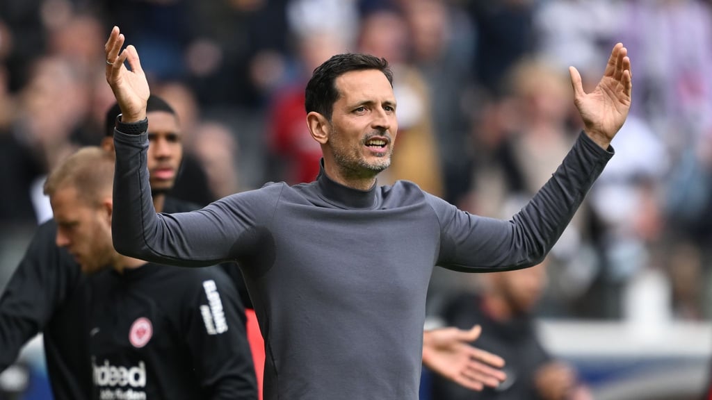 Dino Toppmöller bleibt der Trainer der Frankfurter Eintracht.