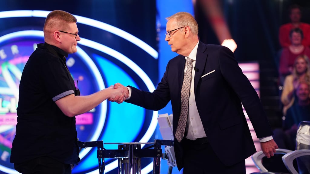Tom Ullrich gewann bei „Wer wird Millionär?“ 64.000 Euro und wird von Günther Jauch beglückwünscht.