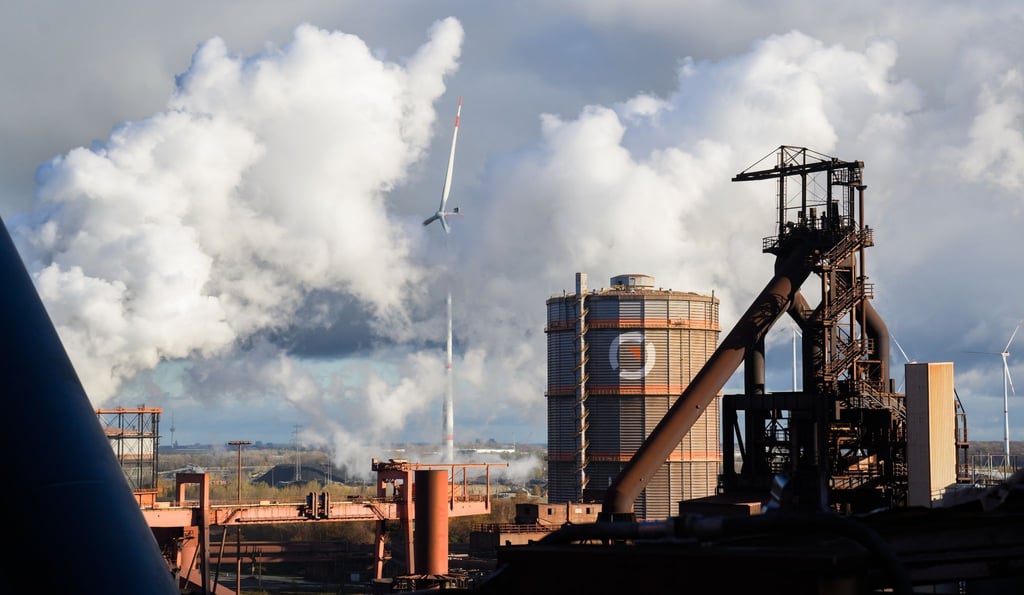 Ein Windrad steht auf dem Gelände der Salzgitter AG.
