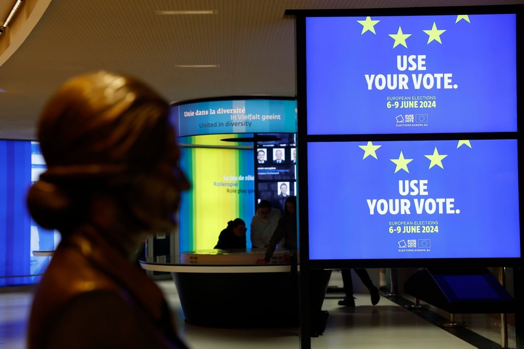 Monitore im Europäischen Parlament zeigen den Schriftzug „Nutze deine Stimme“ und werben damit für die bevorstehenden Europawahlen.