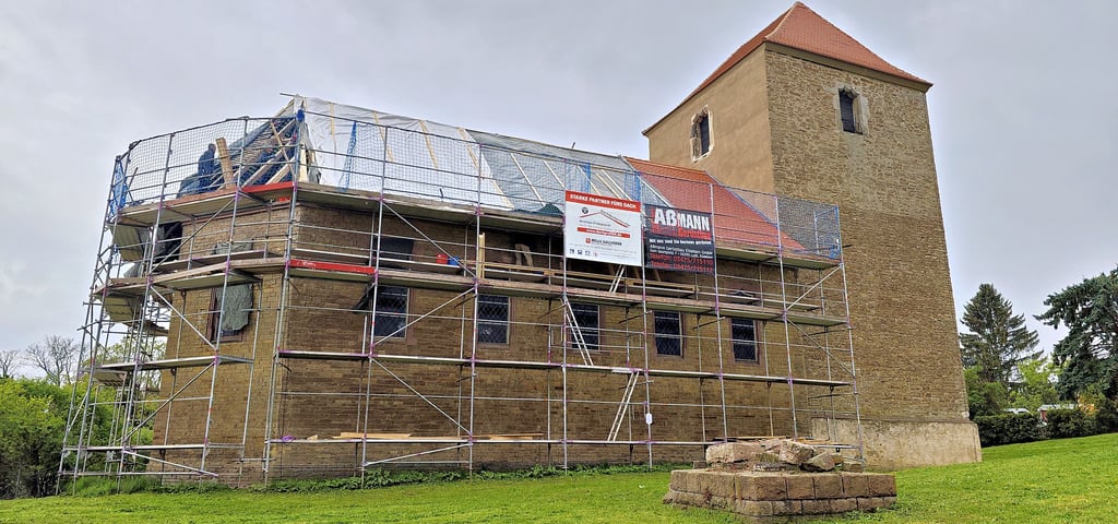 Das Kirchenschiff der Ahlsdorf Kirche ist eingerüstet, damit die Handwerker die dringend notwendigen Dacharbeiten ausführen können.