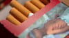 Eine geöffnete Zigarettenpackung liegt auf einem Tisch. In Sachsen ist der Anteil der Raucherinnen und Raucher langsam, aber stetig rückläufig.