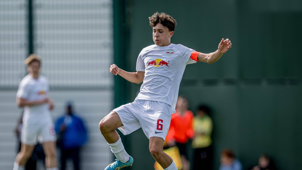 Leipzigs Toni Langsteiner hat den Ball im Blick.