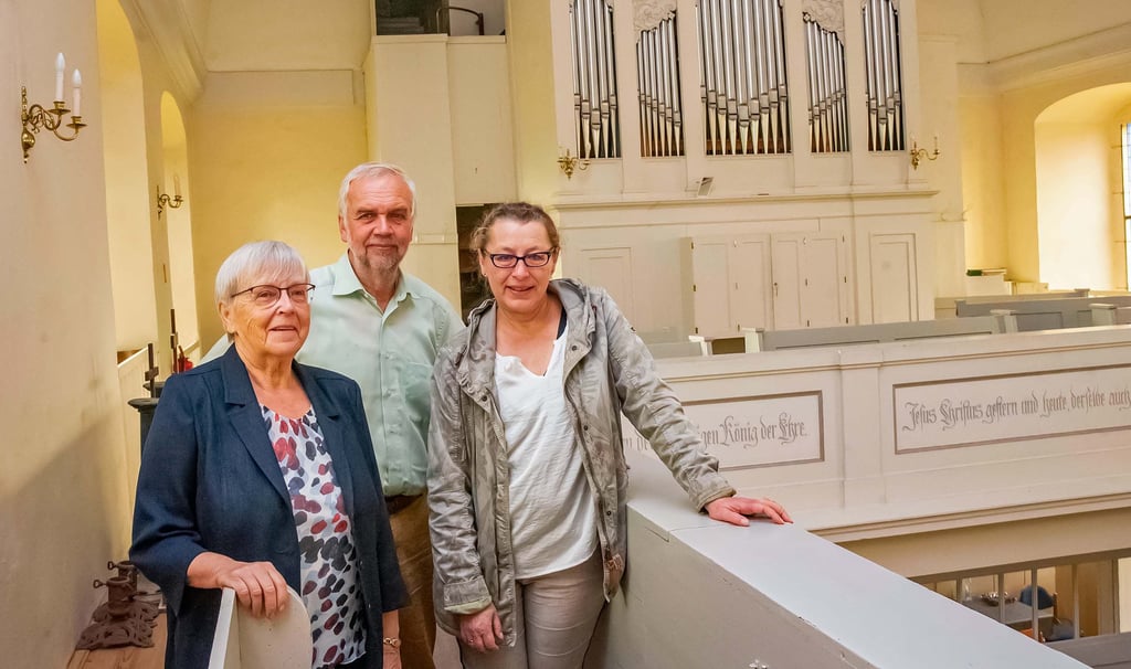 Christiane Hofmeister, Stefan Giese-Rehm und Pfarrerin Geertje Perlberg (v.l.) sprechen für Heimatverein, Bürger und Kirchgemeinde in Waldersee.