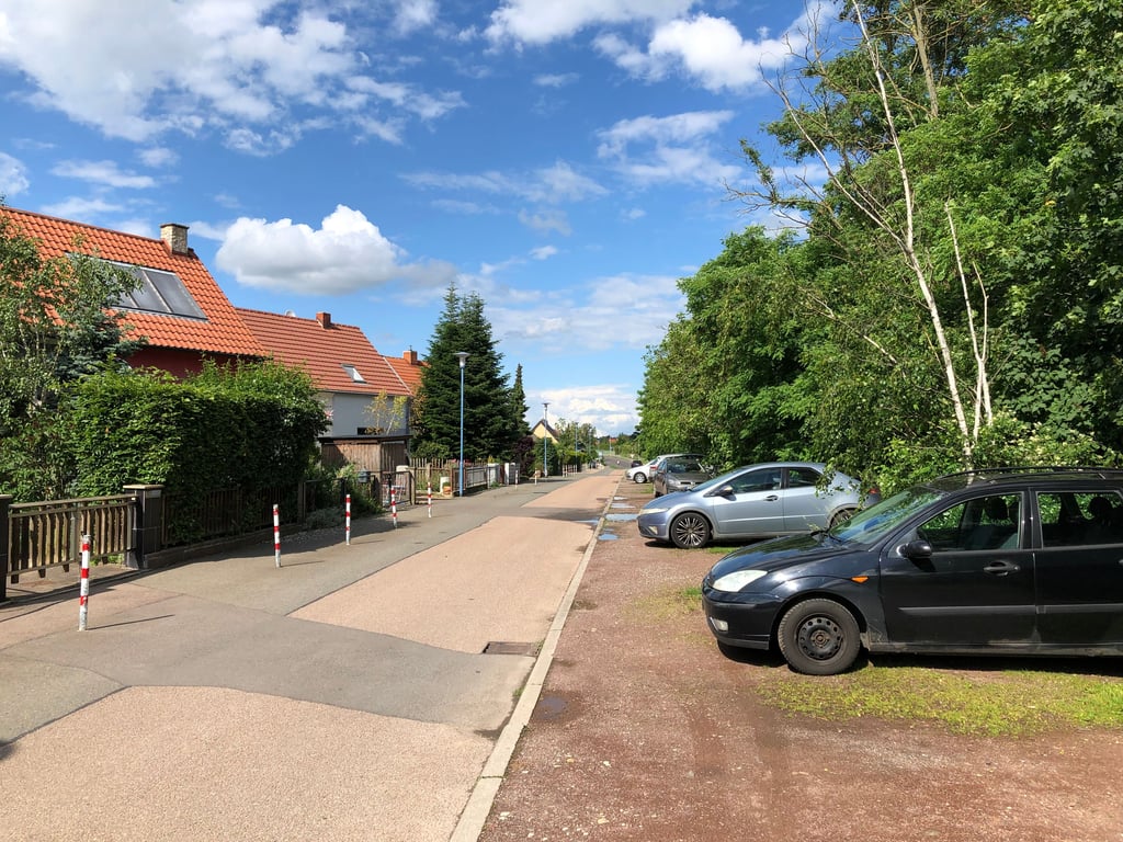 Der Röntgenweg in Weißenfels. Auf dem rechten unbefestigten Streifen war bisher ein Geh- und Radweg geplant.