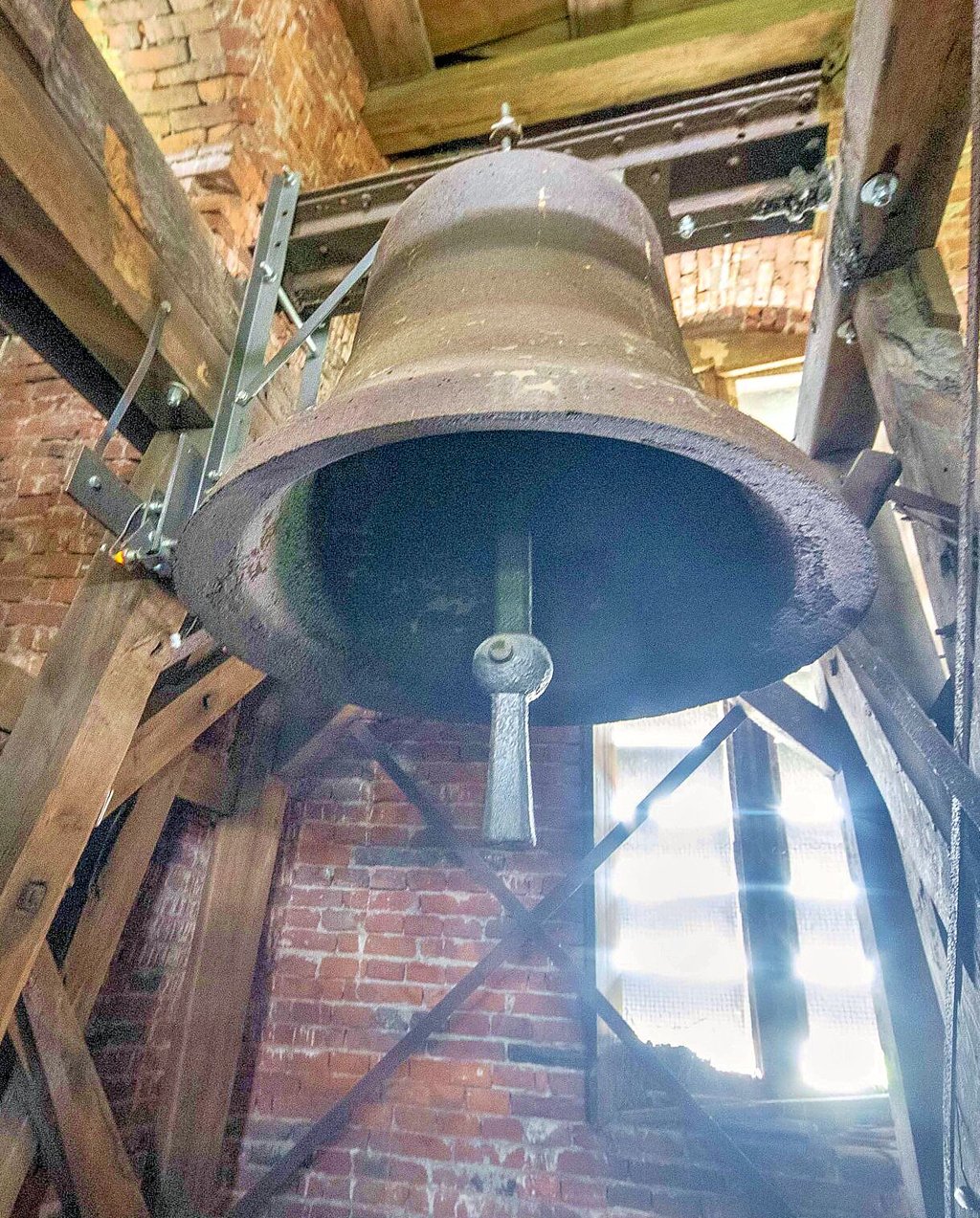 Die Glocke der Kirche in Waldersee ist außer Betrieb, braucht ein neues Joch.