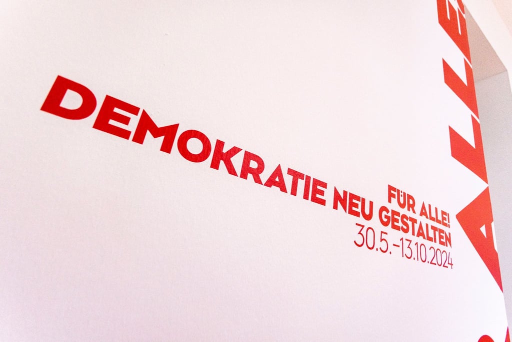 Die Bundeskunsthalle in Bonn zeigt die Ausstellung „Für alle! Demokratie neu gestalten“ bis zum 13.10.2024.