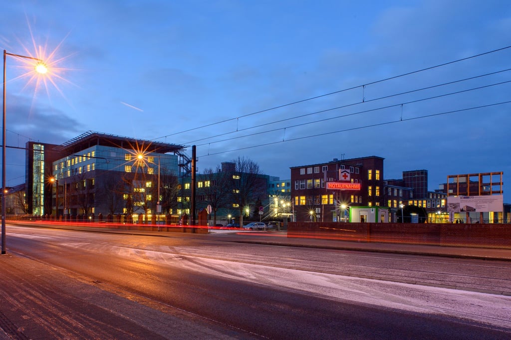 Ein Gebäude des Universitätsklinikums am frühen Morgen.