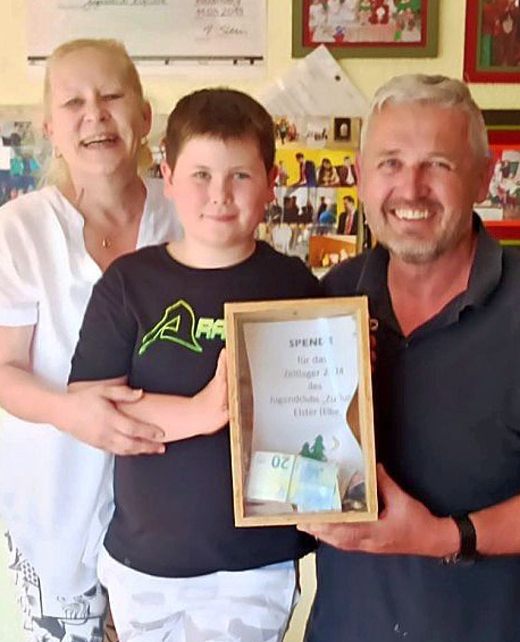 Garry Müller (Mitte) hat mit Marco Trabitz beim 40. Kanuvereinsfest in Elster über 220 Euro gesammelt.