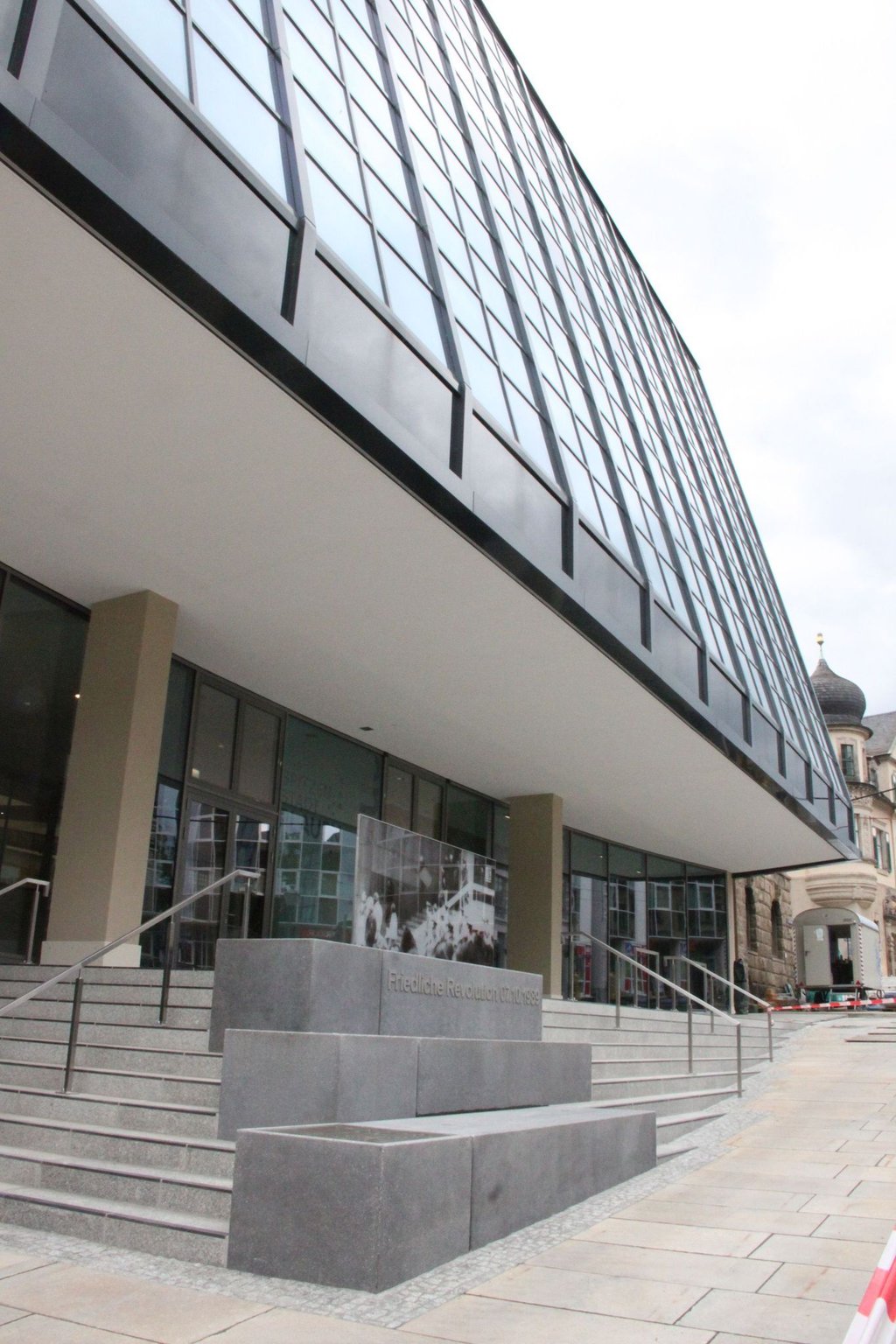 Das neue Rathaus der Stadt. In dem Gebäude ist künftig ein Wandbild aus den 1970er Jahren zu sehen, das als klassisches Beispiel der Ostmoderne gilt.