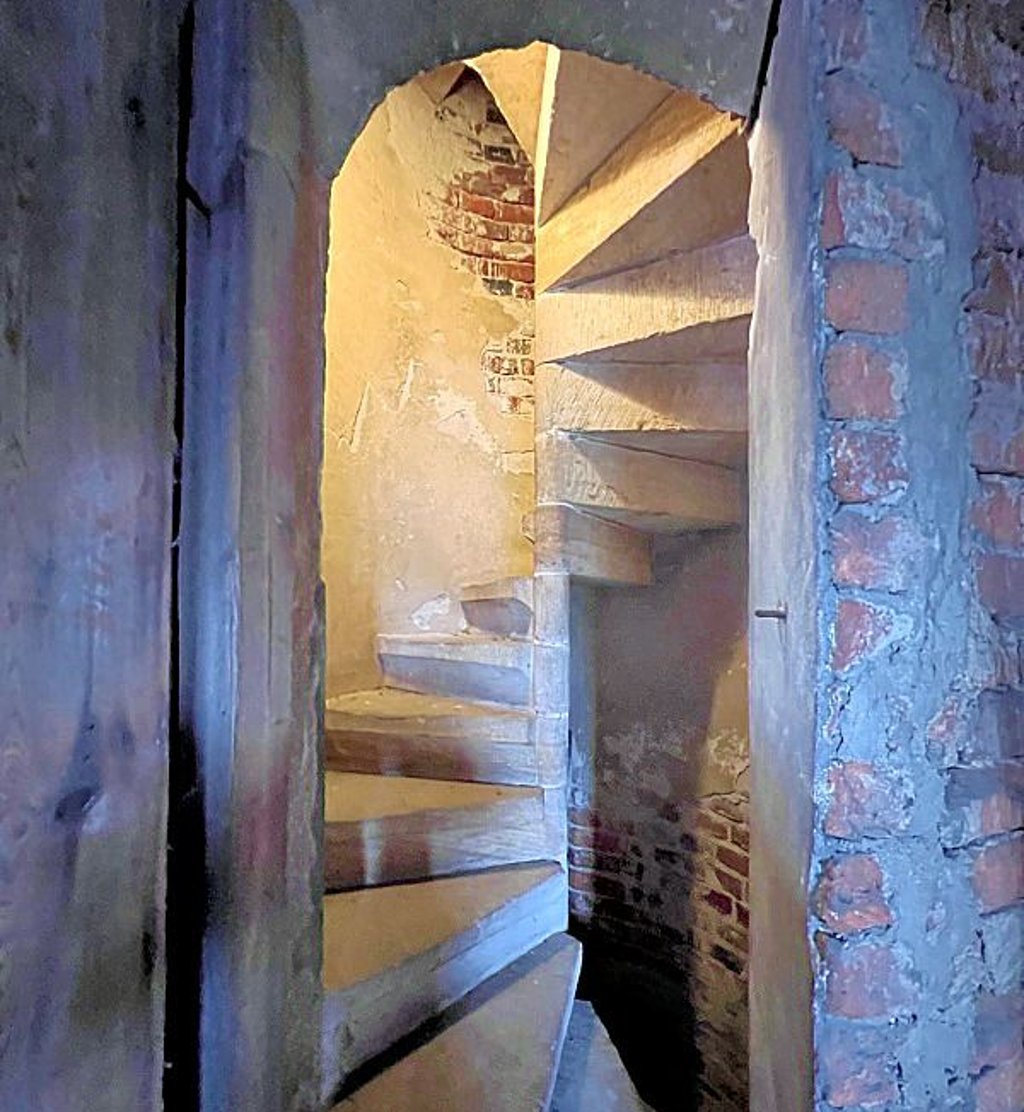 Zur Glockenstube hinauf führt eine schmale, enge Wendeltreppe.