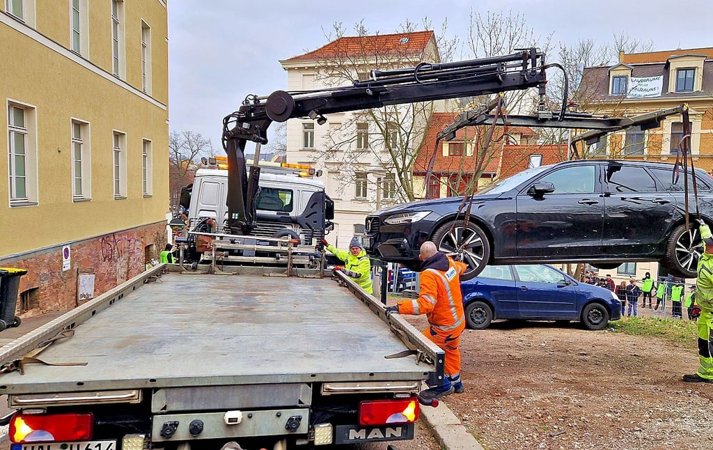 Auch in diesem Jahr hatten Abschleppunternehmen in Halle gut zu tun – wie hier in der Kapellengasse. Dort wurden Bäume für ein neues Hotel gefällt. Die parkenden autos mussten dafür weg.