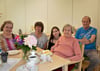 Gerda Gäbel (2. von rechts) feiert mit ihrer Familie ihren 100. Geburtstag im Awo-Seniorenheim Zepziger Weg.