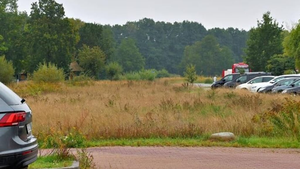 Auf der Freifläche am Parkplatz des Altmark-Klinikums Gardelegen soll ein Wohnpark für Senioren mit stationären und ambulanten Angeboten gebaut werden.