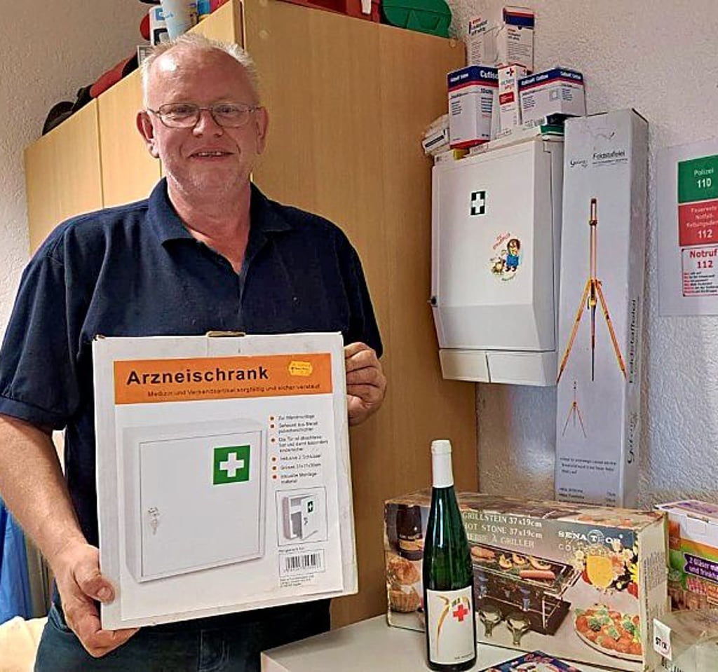 Ralf Wroblewski hat für die Versteigerung eine bunte Auswahl in den Jugendclub gebracht.