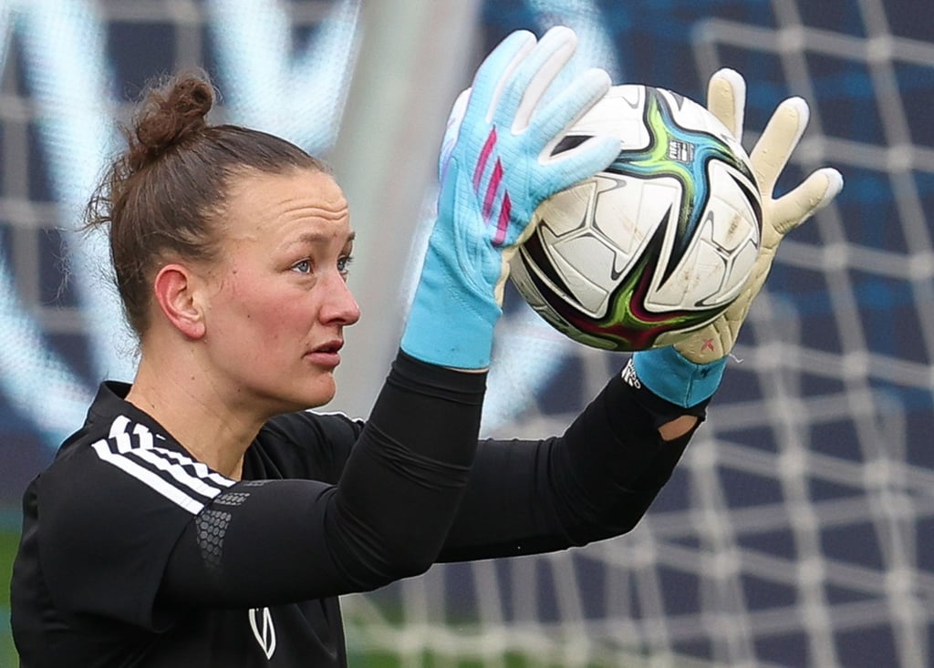 Deutschlands Torhüterin Almuth Schult hält einen Ball beim Abschlusstraining vor dem Spiel gegen Portugal.