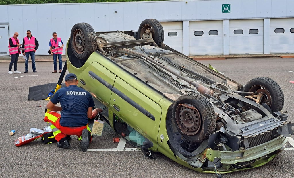 Unter anderem mit einem "verunglückten" Pkw wird am Mittwoch in Weißenfels im Vorfeld der Fußball-EM in Deutschland der Katastrophenernstfall geprobt.