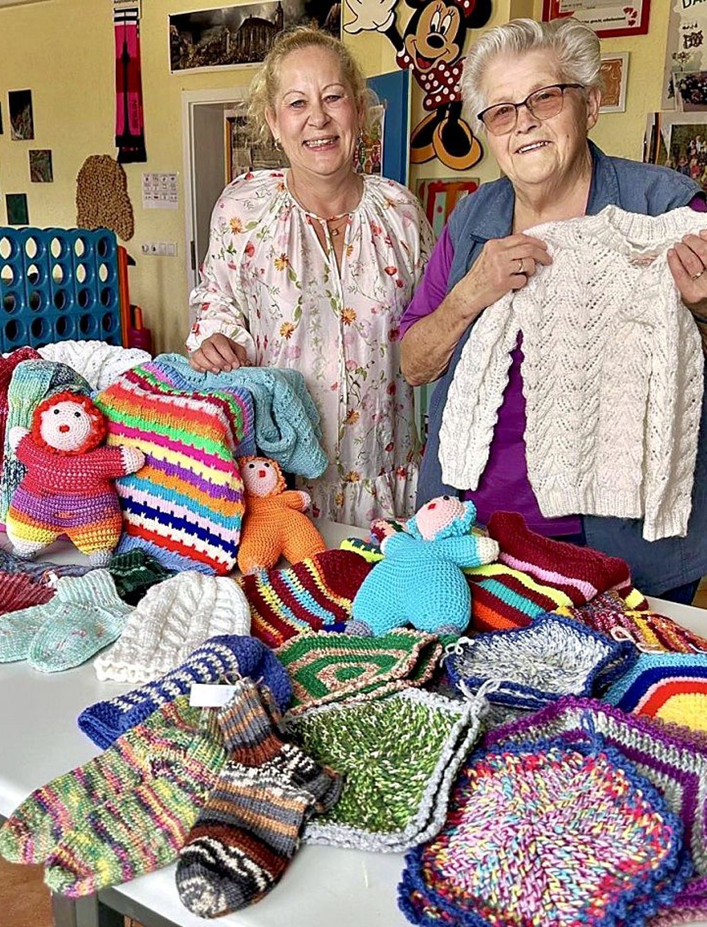 Annette Lauterbach stellt farbenfrohe handgefertigte Strickwaren zur Verfügung.