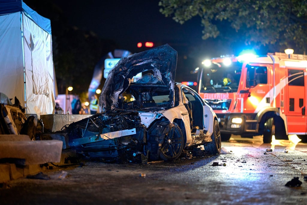 Das Wrack eines Autos steht nach einem Unfall vor einem Fahrzeug der Feuerwehr.