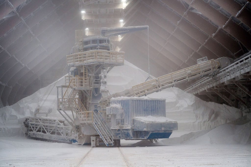Ein Kratzer transportiert das Salz aus einem Silo der "European Salt Company" (Esco) auf ein Förderband.