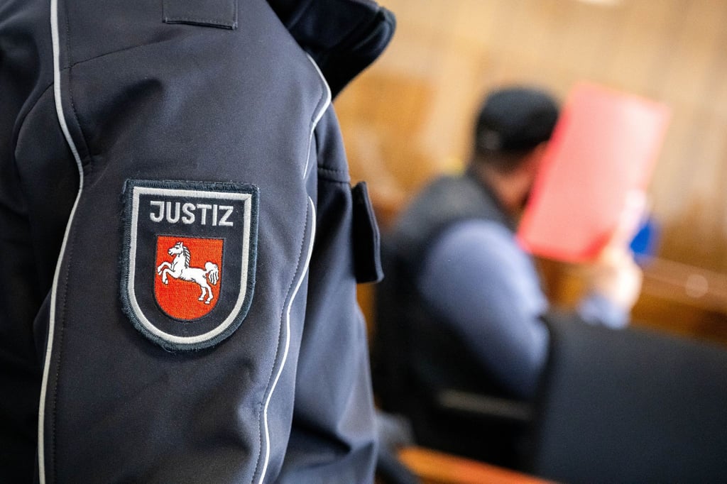 Der Angeklagte sitzt vor Prozessbeginn im Gerichtssaal.