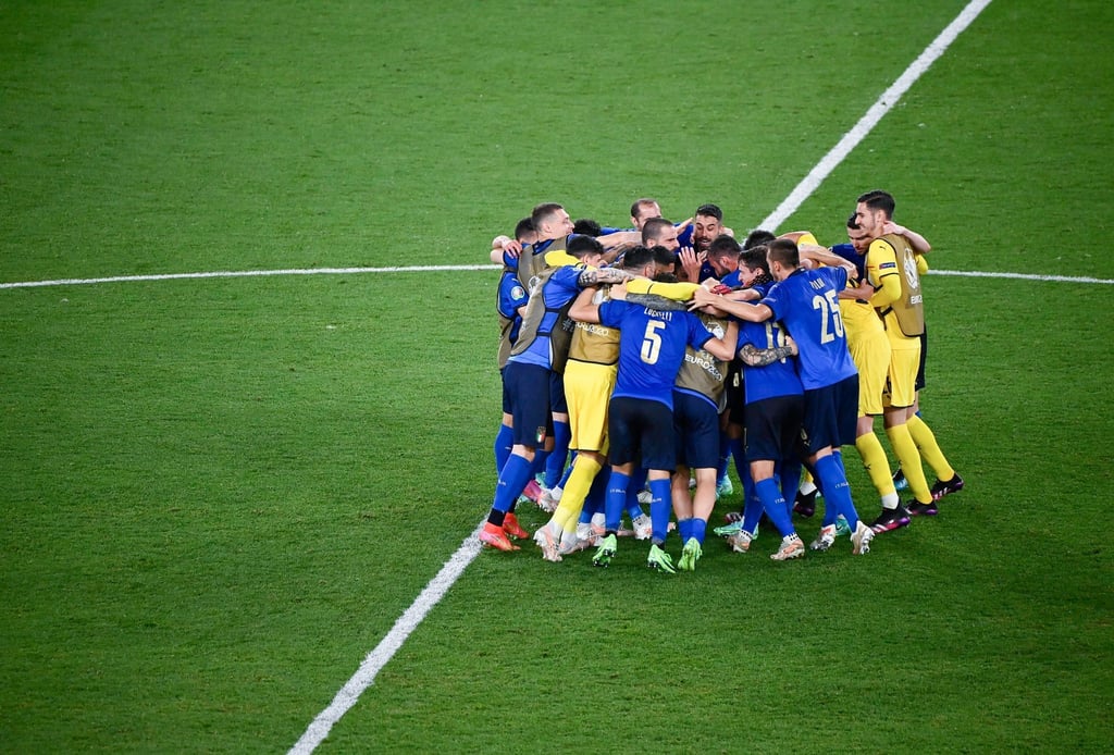 Die italienischen Spieler feiern nach Abpfiff den 3:0-Sieg.