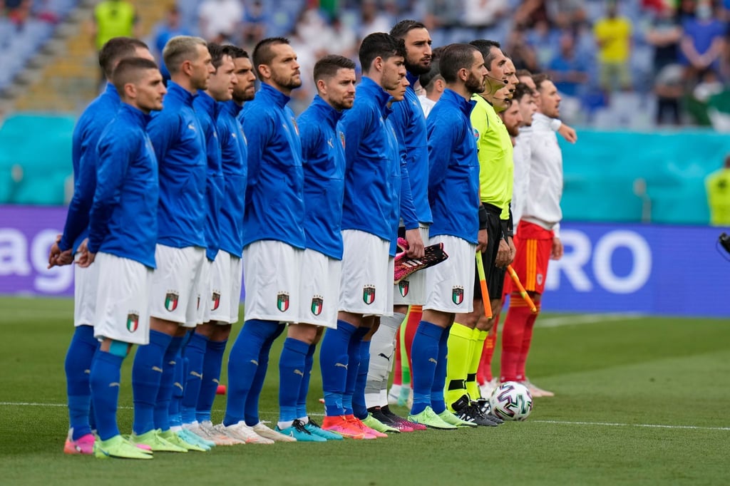 Die italienischen (l) und walisischen Spieler vor Anpfiff der Begegnung.