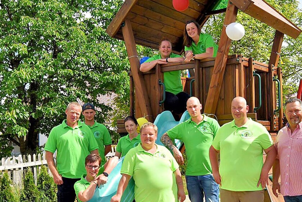 Mitglieder des jungen Vereins „Die Golzener" am neuen Spielturm. Der Verein hatte sich vor einem Jahr gegründet.