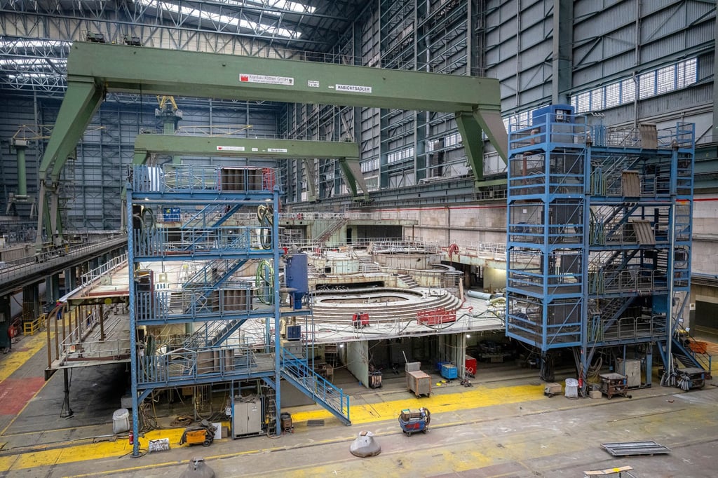 Teile eines Kreuzfahrtschiff in einer Halle der Meyer Werft. Die Werft plant nach Angaben des Betriebsrats den Abbau von bis zu 440 Stellen.