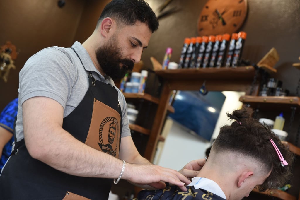 Hani Murei aus Syrien schneidet in seinem Barbershop einem Kunden die Haare. Die Zahl der Barbershops in Sachsen-Anhalt ist in den vergangenen Jahren deutlich gestiegen.