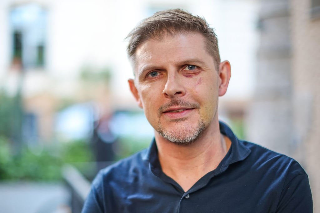 Matthias Ecke (SPD), Europaabgeordneter, steht nach einer Wahlkampfveranstaltung der sächsischen Sozialministerin in Leipzig.