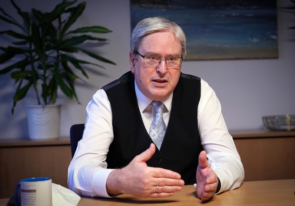 Jörg Steinbach (SPD), Brandenburger Minister für Wirtschaft, spricht während eines Interviews.