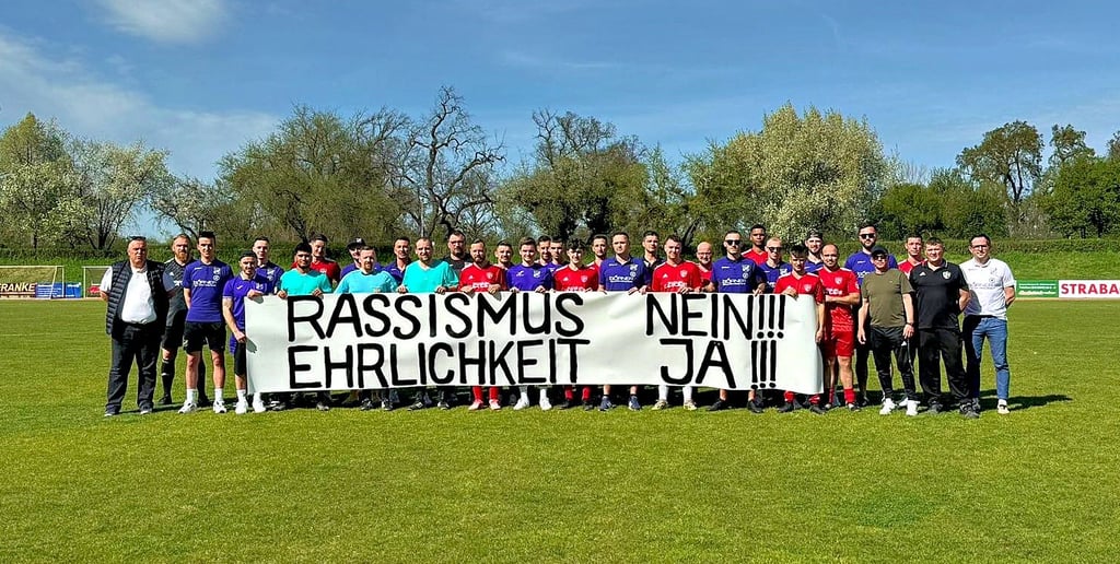 Gemeinsam distanzierten sich die Kicker des SV Plötzkau und des FC Stahl Aken am 6. April vom Rassismus und fordern Ehrlichkeit ein.