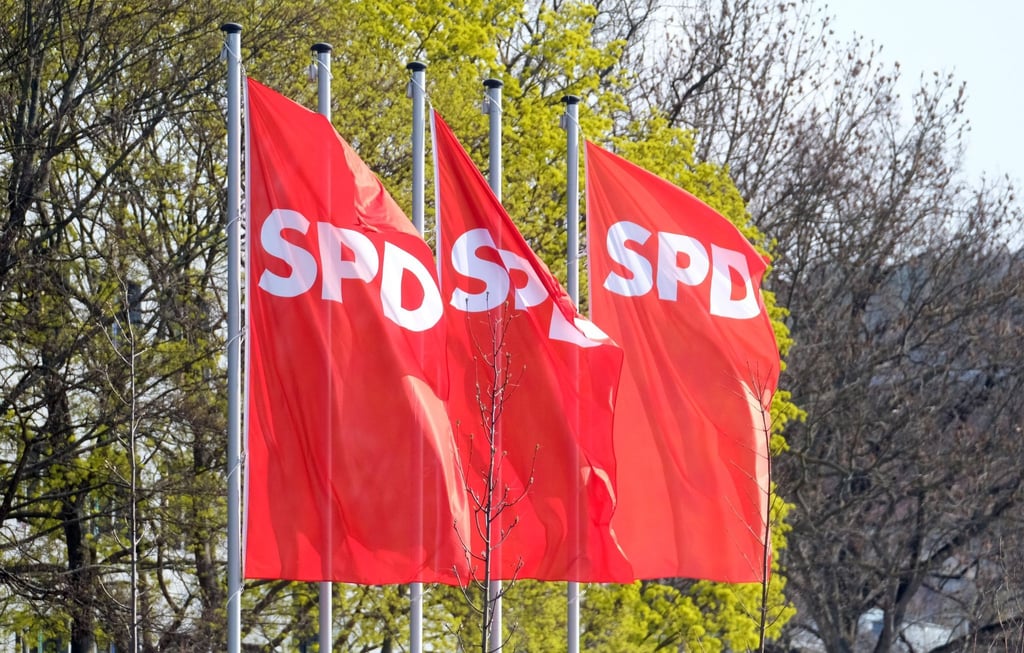 SPD-Fahnen wehen bei einer Veranstaltung der Partei in Erfurt.